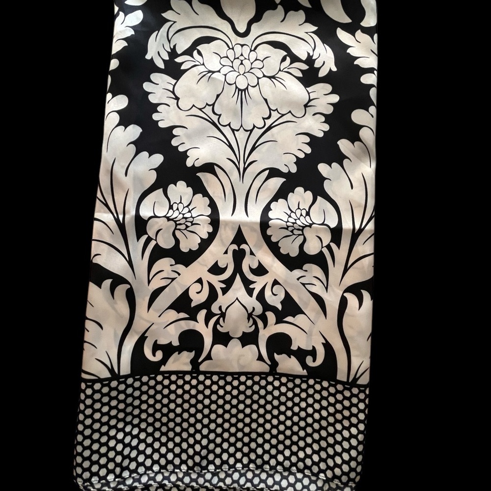 Elegant Black and Cream Scarf - Picture 3 of 3